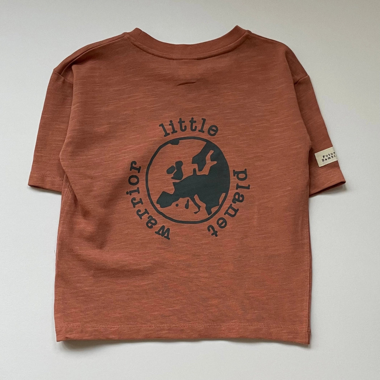Back print on Futuro Bambino rust organic T-shirt