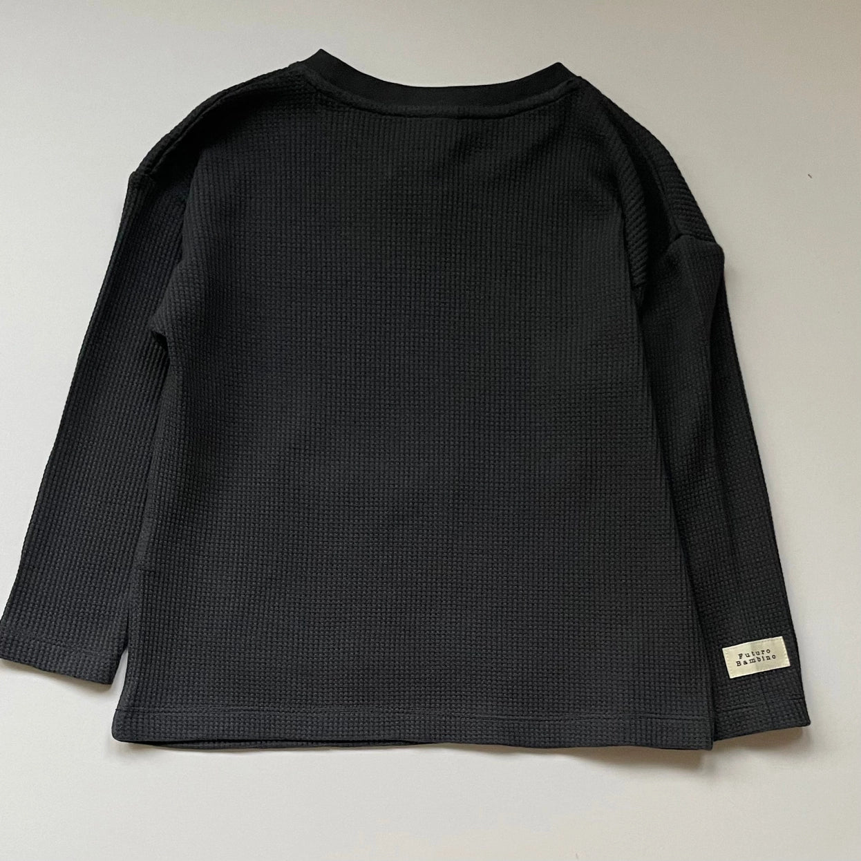 Kids’ organic cotton long-sleeve waffle top in charcoal